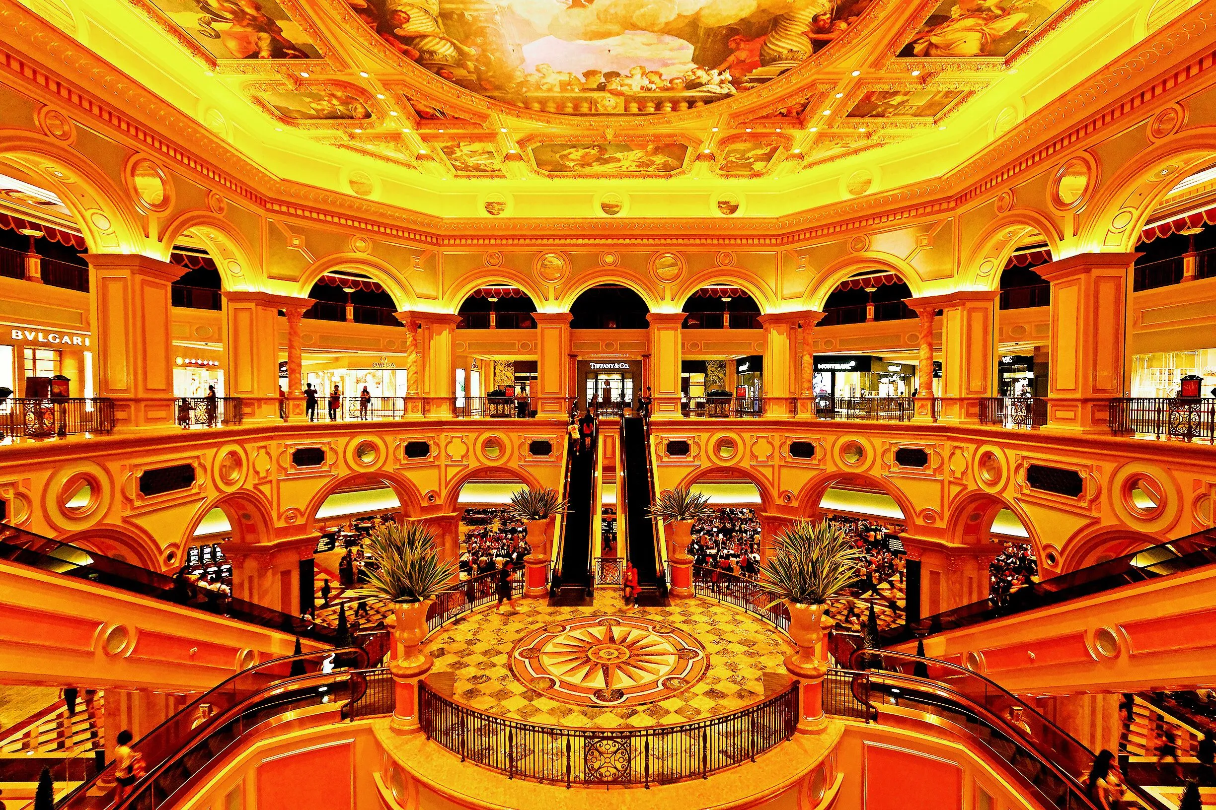 澳门豪华赌场大厅内部实景